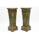 pair of neoclassical pedestalles in walnut, green marble and bronze || Paar neoclassicistische
