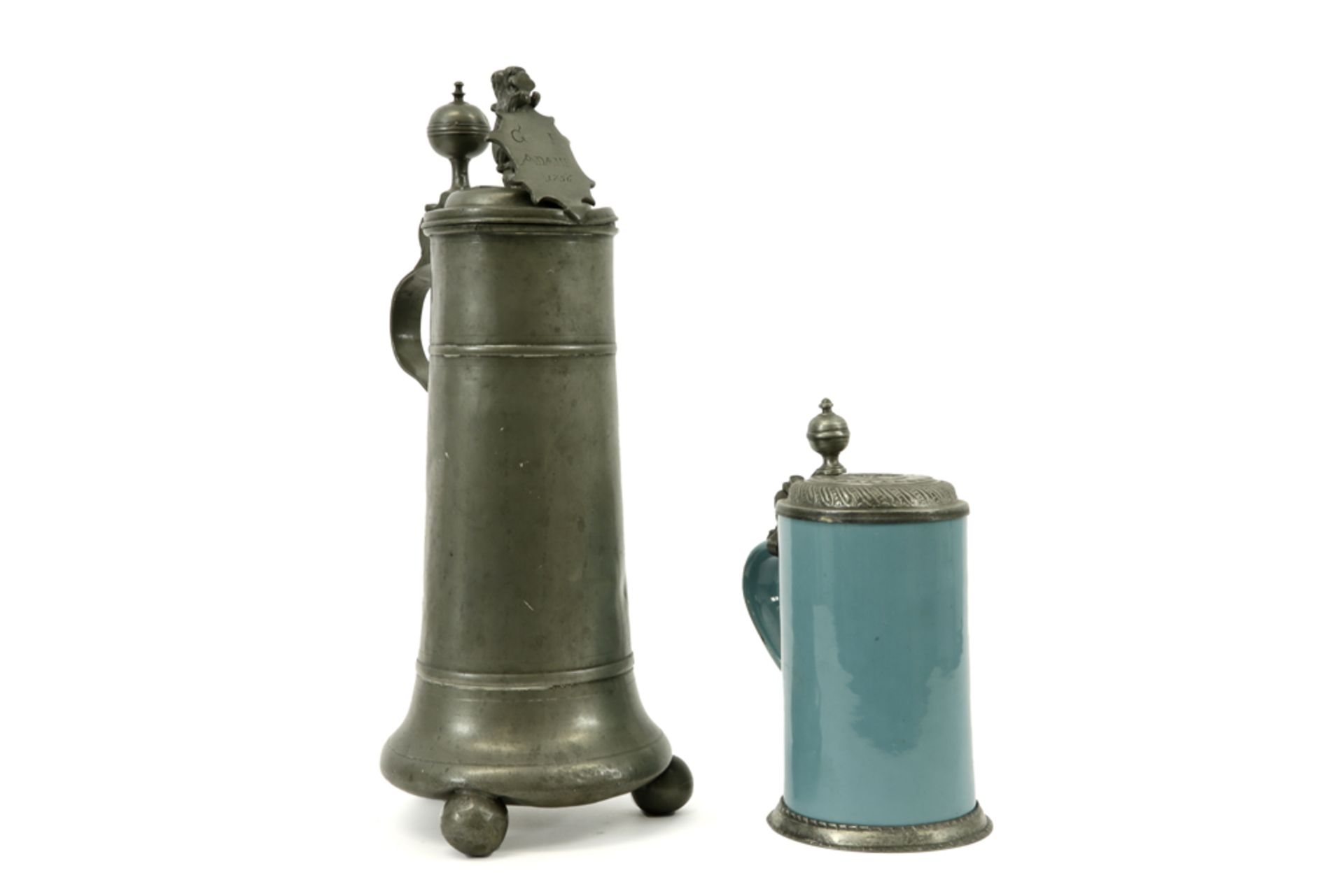 18th Cent. guild tankard in pewter and a beer jug in glazed ceramic and pewter || Lot (2) van een - Bild 2 aus 5