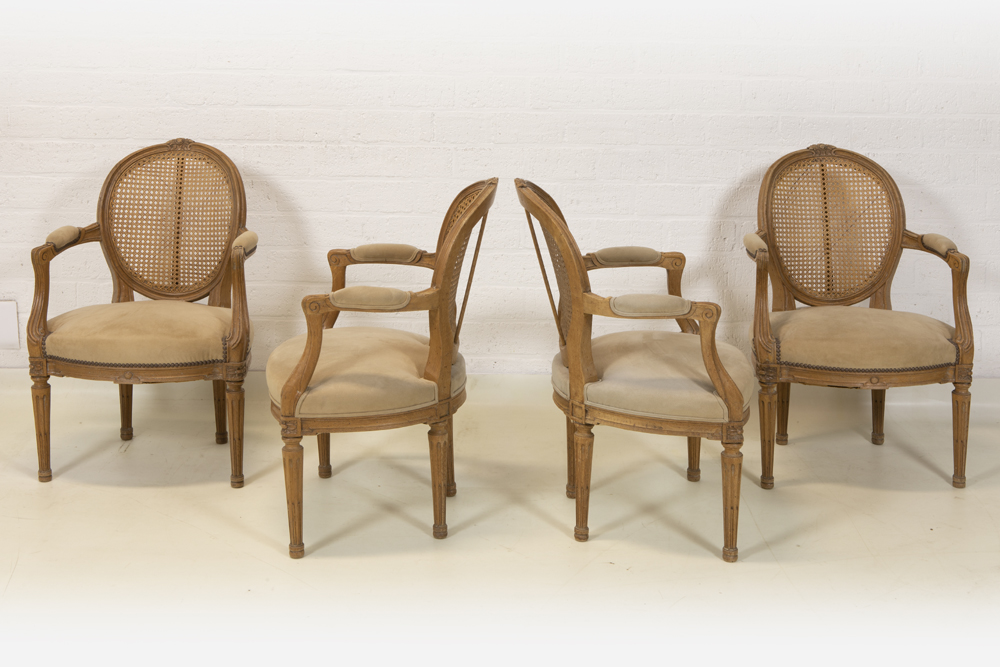 two pairs of armchairs in cerused wood || Lot met twee paar fauteuils in geceruseerd hout en cannage - Image 2 of 2