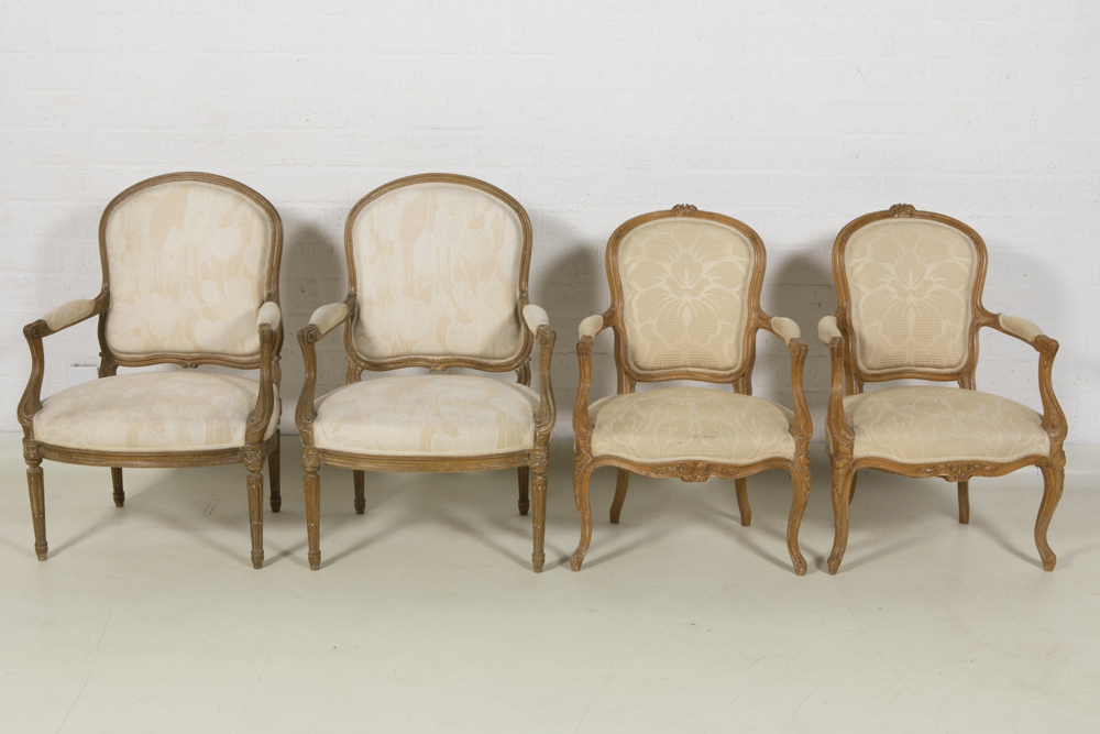 set of four neoclassical armchairs in cerused wood || Set van vier neoclassicistische fauteuils in