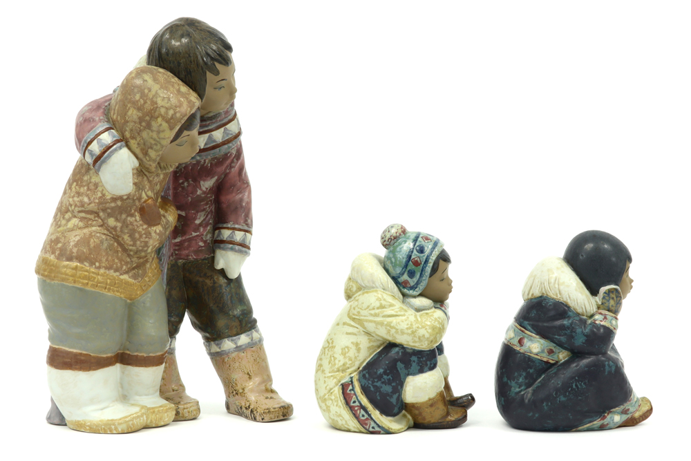 three Inuit child figures in Lladro marked ceramic || Lot van drie bibelotsculpturen in keramiek - Image 3 of 5