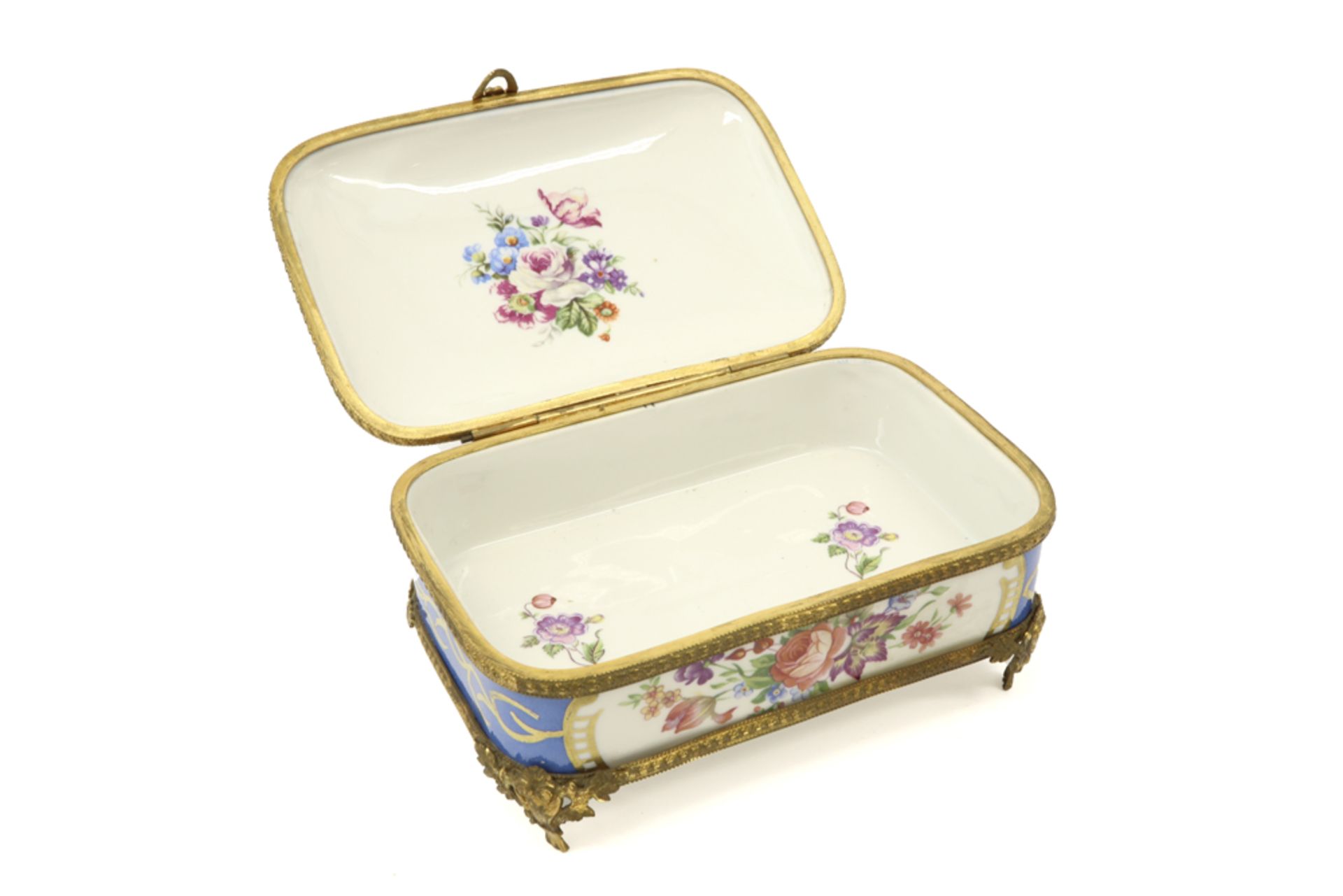 French lidded box in Sèvres marked porcelain with gilded mountings || Gedekselde doos in gemerkt " - Bild 3 aus 5
