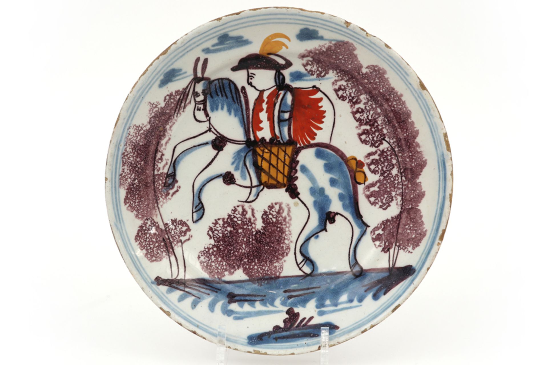 18th Cent. dish in ceramic from Delft with a polychrome decor with horseman || Achttiende eeuwse