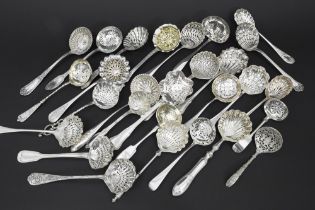 lot spoons: some silverplated and some in marked massive silver. || Lot (28) met lepels in