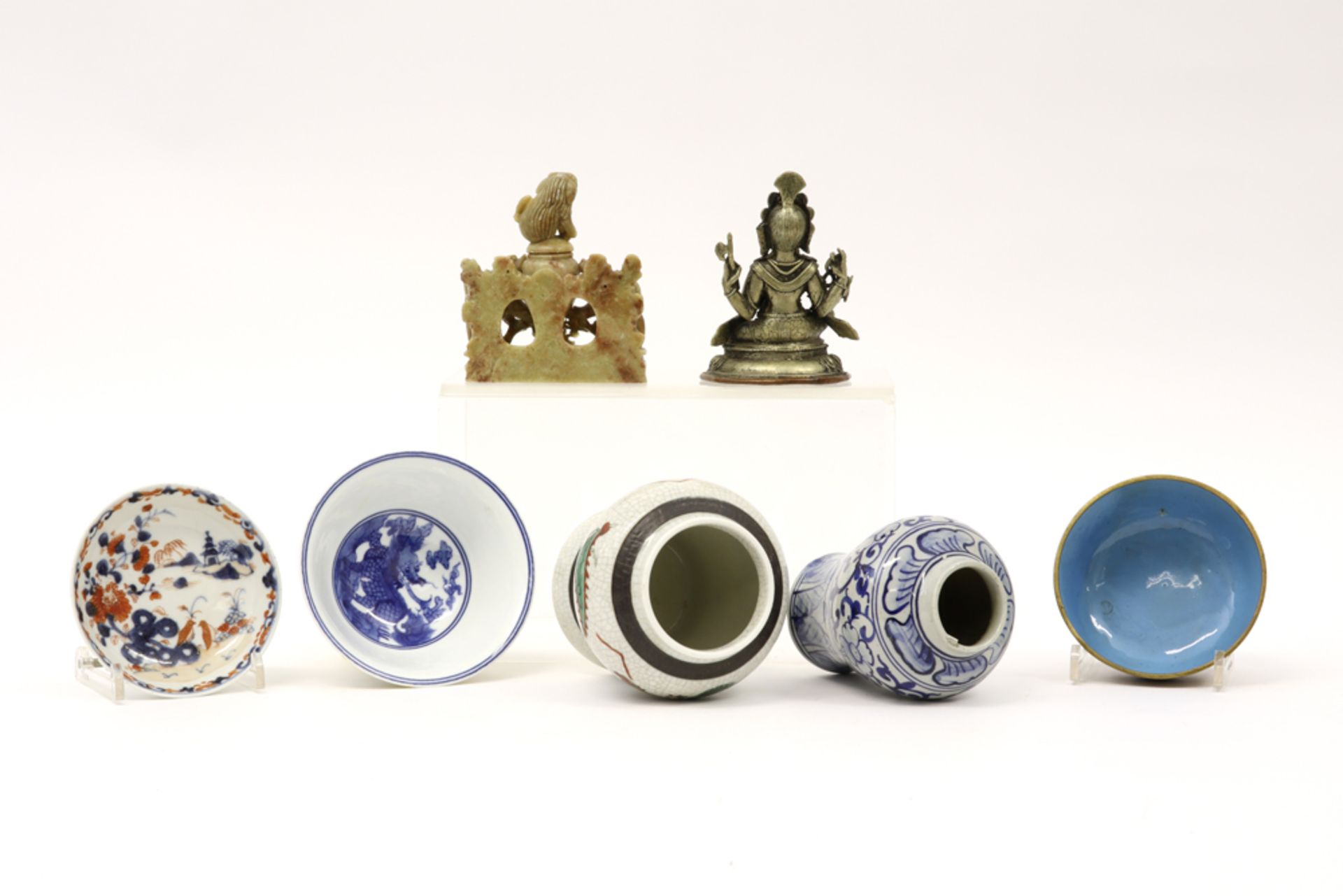 various lot with a small Buddha || Varia (7) met Chinese items en een kleine 'Boeddha' - Image 2 of 2
