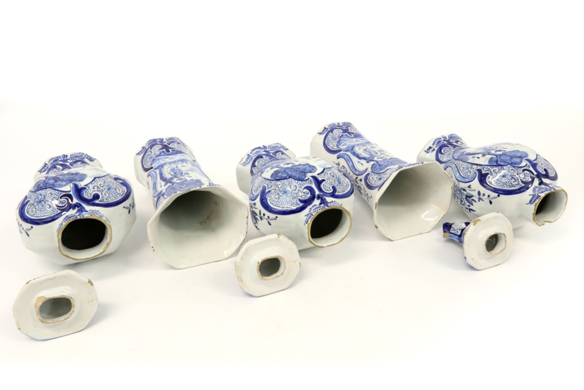 18th Cent. 5pc garniture in marked ceramic from Delft with a blue-white decor || Achttiende eeuws - Image 3 of 6