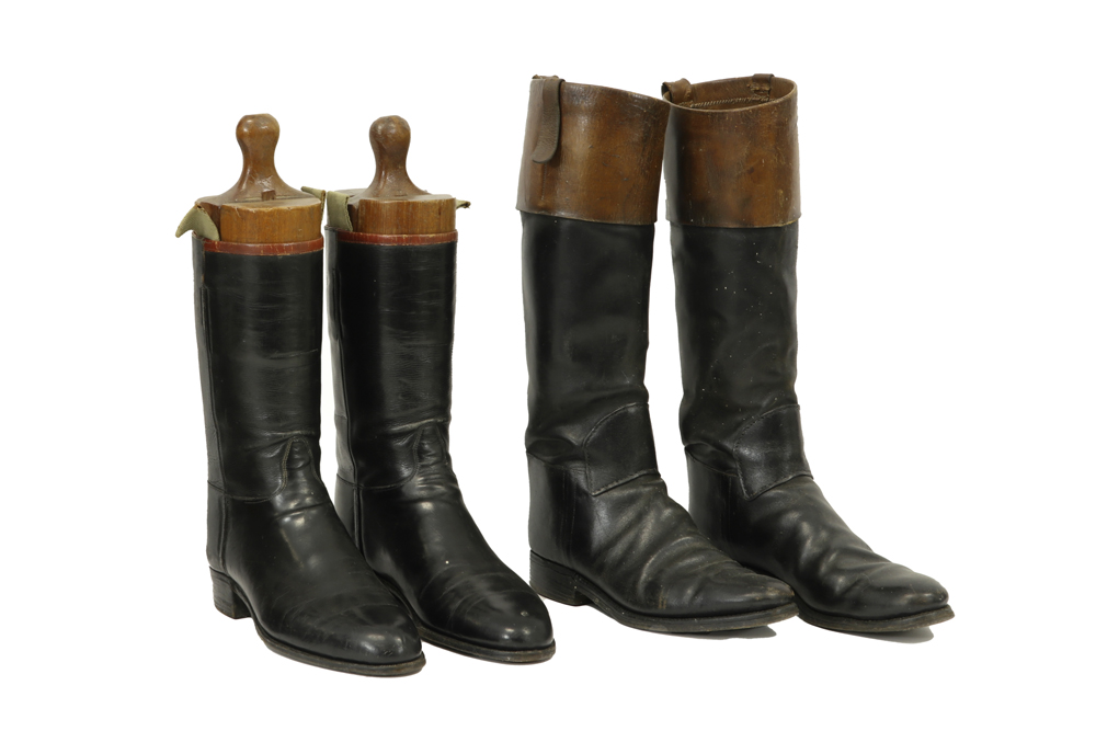 two pairs of leather boots, one pair with wooden last || Twee paar lederen rijglaarzen, één paar met