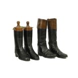 two pairs of leather boots, one pair with wooden last || Twee paar lederen rijglaarzen, één paar met