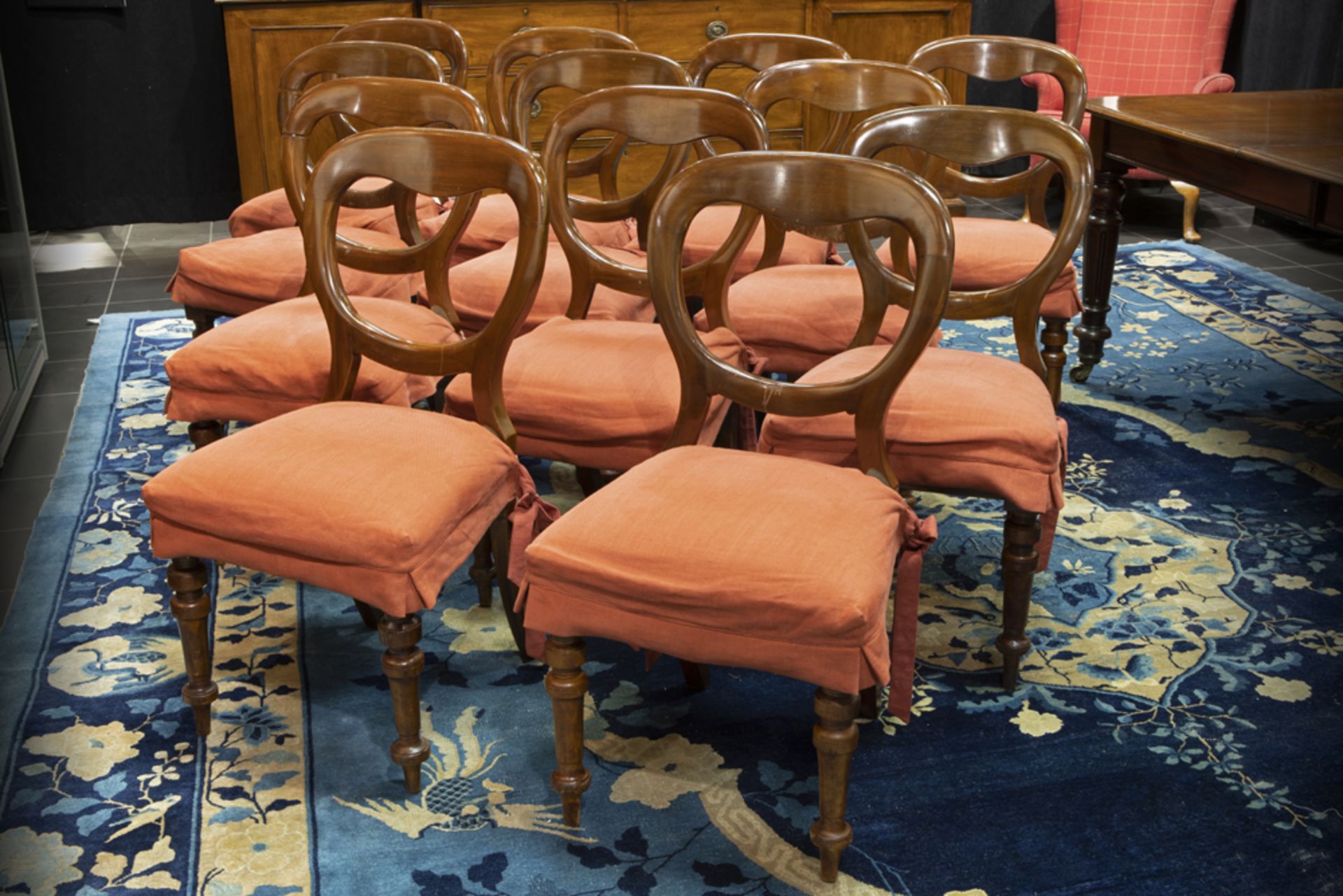 series of twelve antique English chairs in mahogany || Reeks van twaalf antieke Engelse stoelen in