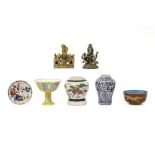 various lot with a small Buddha || Varia (7) met Chinese items en een kleine 'Boeddha'