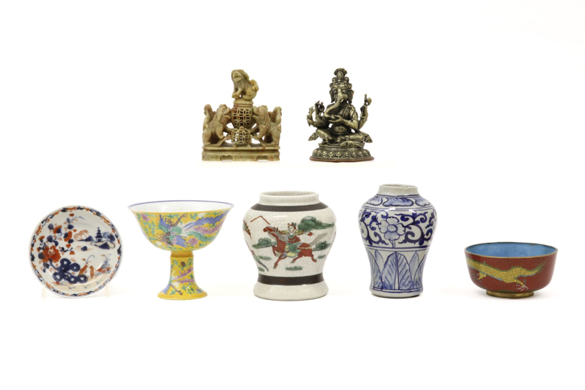 various lot with a small Buddha || Varia (7) met Chinese items en een kleine 'Boeddha'