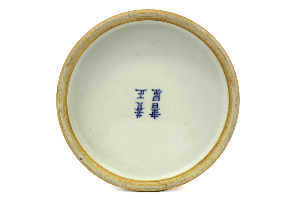 20th Cent. Chinese brush pot in porcelain with a Cantonese decor || 20ste eeuwse Chinese penselenpot - Image 6 of 6