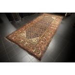 good antique Persian Bidjar with classic design and with a nice wide border || Goede antieke