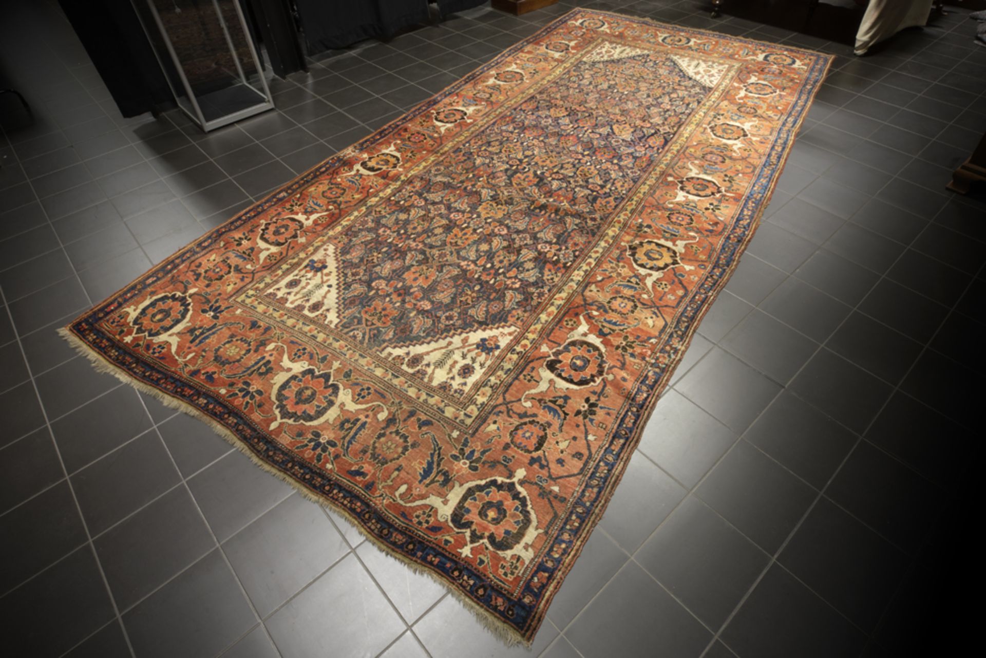 good antique Persian Bidjar with classic design and with a nice wide border || Goede antieke