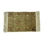 small Turkish Hereke praying rug in silk || Kleine Turkse Hereke in zijde op zijde met bidtekening -