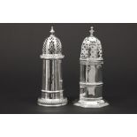 two English casters in marked and signed silver || Lot van twee strooiers in massief zilver, gemerkt