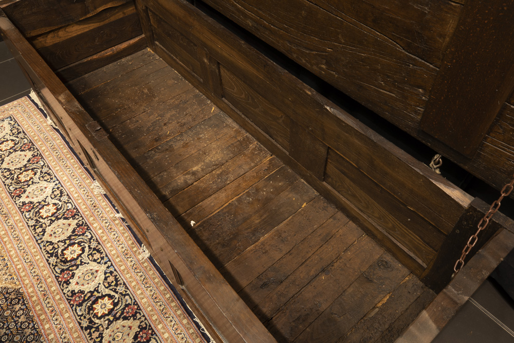 18th Cent. chest in fruitwood with nice patina || Mooie achttiende eeuwse sobere koffer in fruithout - Image 3 of 3