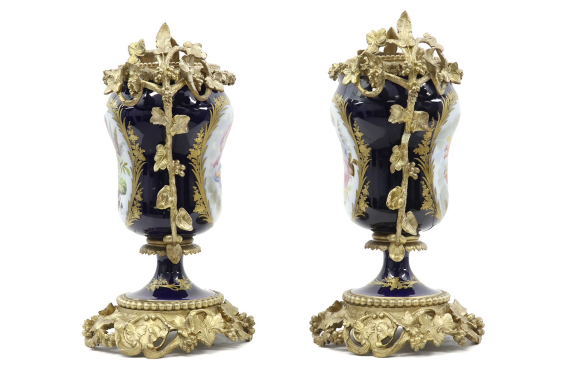 pair of 19th Cent. vases in Sèvres porcelain with Louis XV style mountings in gilded bronze || - Bild 2 aus 3