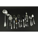 silverplated cutlery set and two silver smalls || Lot bestek in verzilverd metaal en twee items in