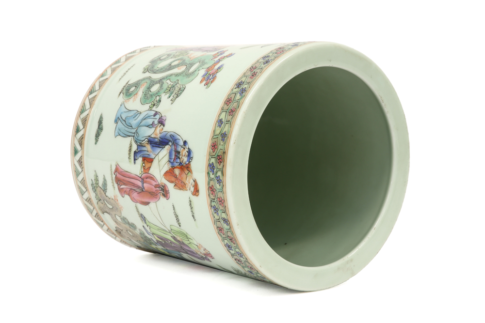 20th Cent. Chinese brush pot in porcelain with a Cantonese decor || 20ste eeuwse Chinese penselenpot - Image 4 of 6