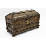 cute little, antique oak chest with some carvings || Plezant antiek koffertje in eik met