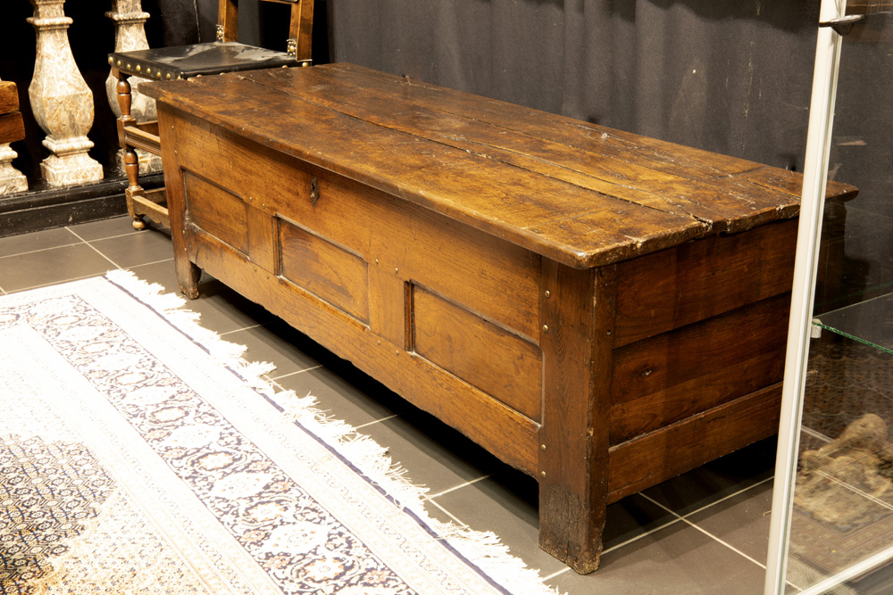 18th Cent. chest in fruitwood with nice patina || Mooie achttiende eeuwse sobere koffer in fruithout