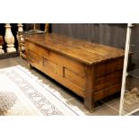 18th Cent. chest in fruitwood with nice patina || Mooie achttiende eeuwse sobere koffer in fruithout