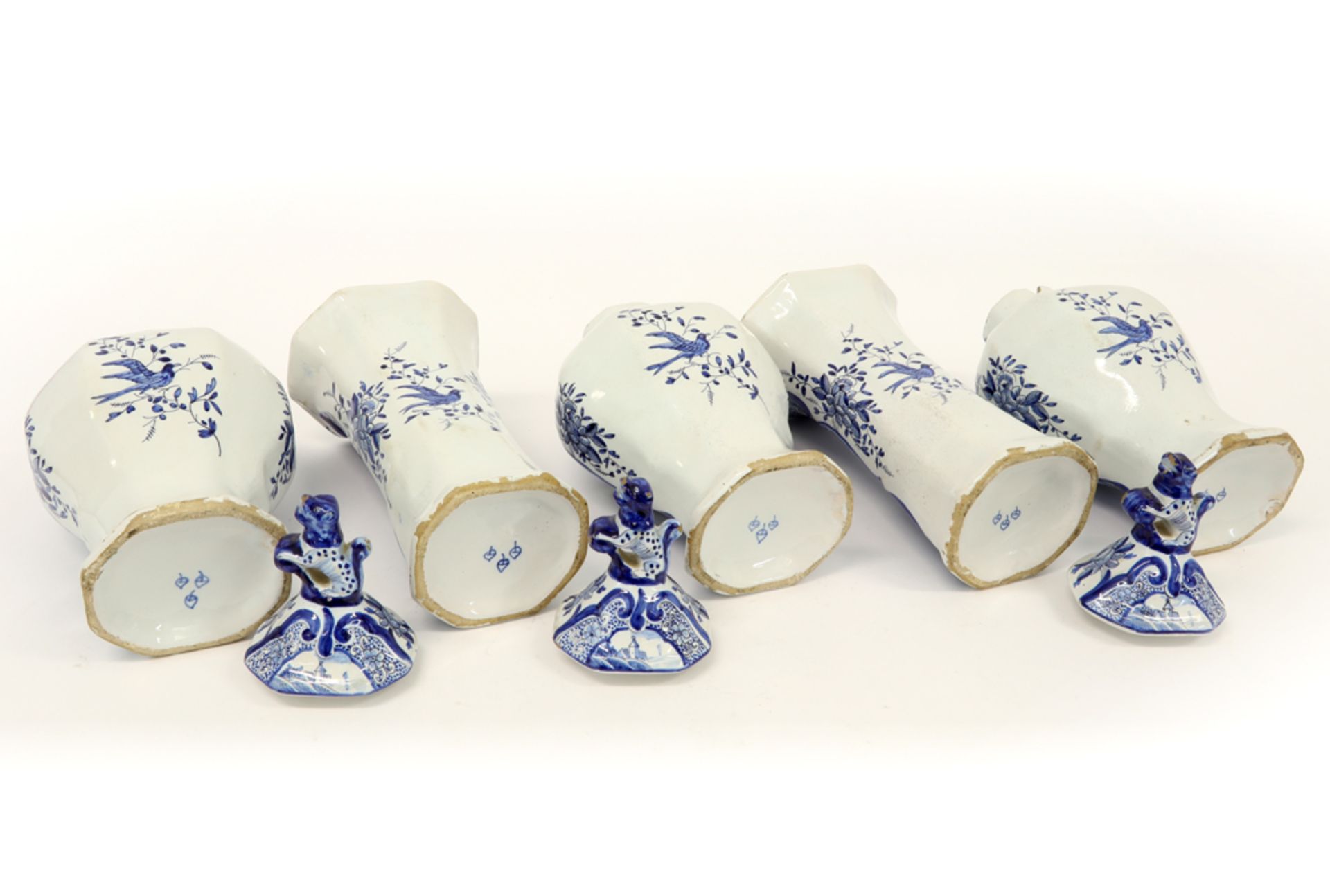 18th Cent. 5pc garniture in marked ceramic from Delft with a blue-white decor || Achttiende eeuws - Image 4 of 6