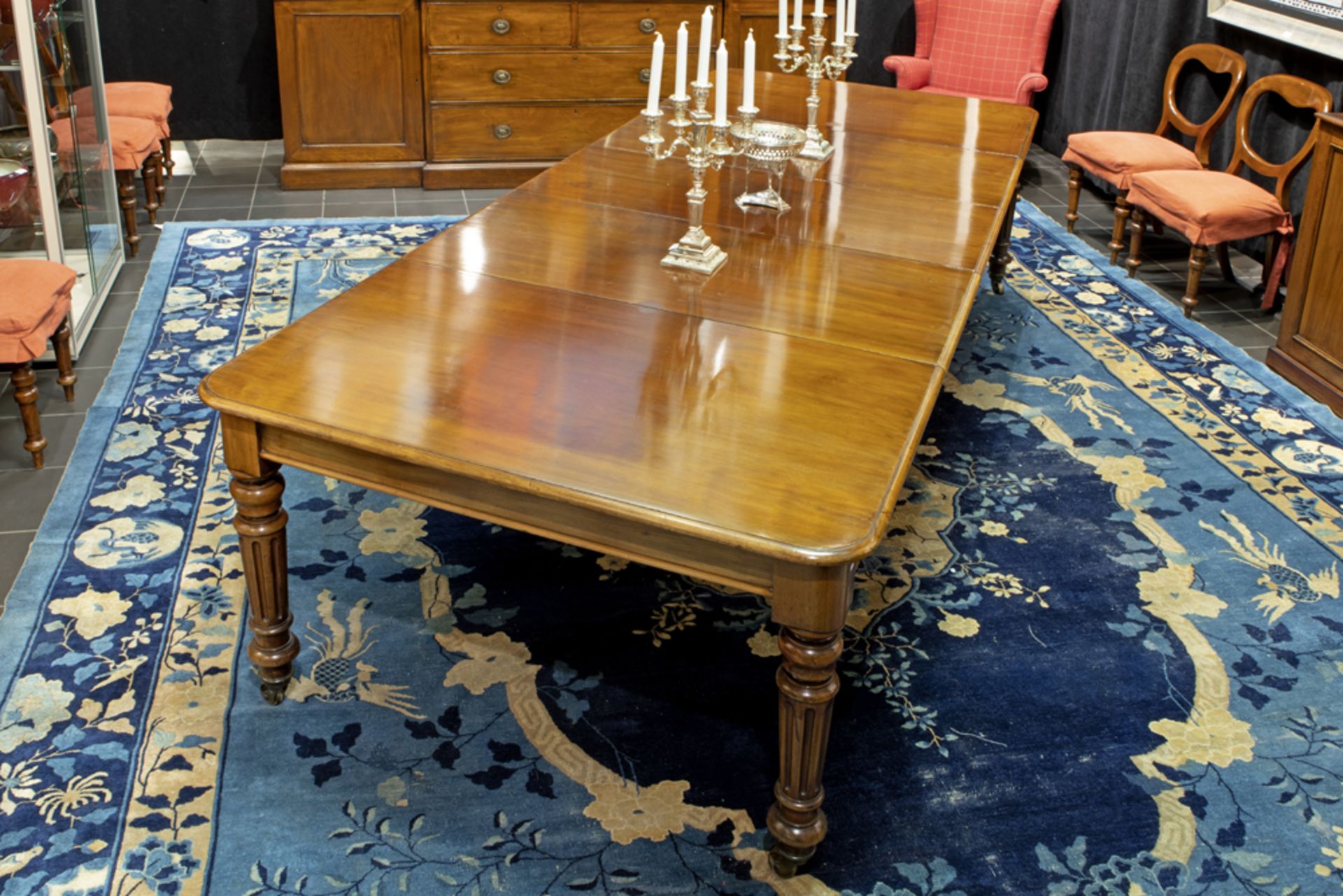 early 19th Cent. English table in mahogany with three original extensions || Mooie vroeg negentiende - Bild 2 aus 3