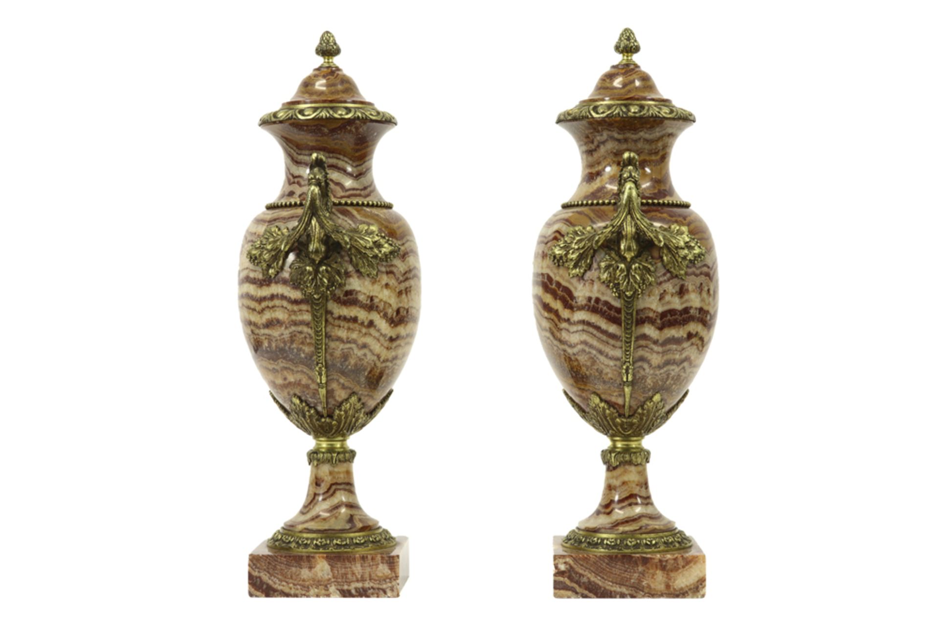 pair of antique neoclassical lidded vases in red marble and gilded bronze || Paar antieke - Image 3 of 4