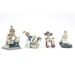 four figures in Lladro marked porcelain || Lot van vier bibelots in porselein, gemerkt Lladro, met