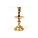 17th Cent. candlestick in bronze || Zeventiende eeuwse kandelaar met schijfvormige druipschaal in