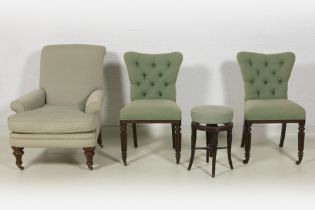 antique English armchair, two chairs and a piano stool bought from A. Vervoordt || Lot (4) van een