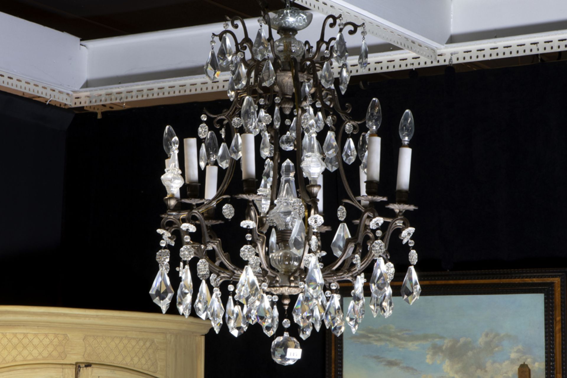 chandelier in bronze and clear crystalglass || Mooie luster met een montuur in brons rijk versierd