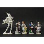 five figures in porcelain || Lot bibelots (5) in porselein met figuren