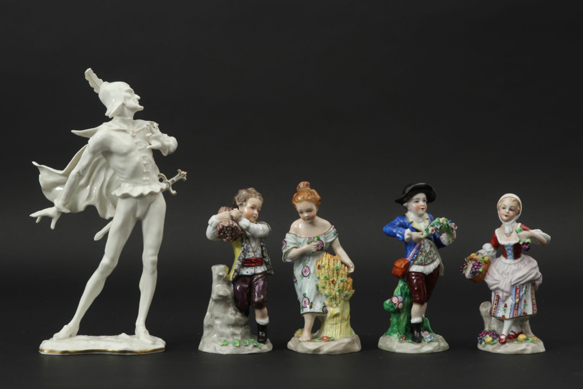 five figures in porcelain || Lot bibelots (5) in porselein met figuren