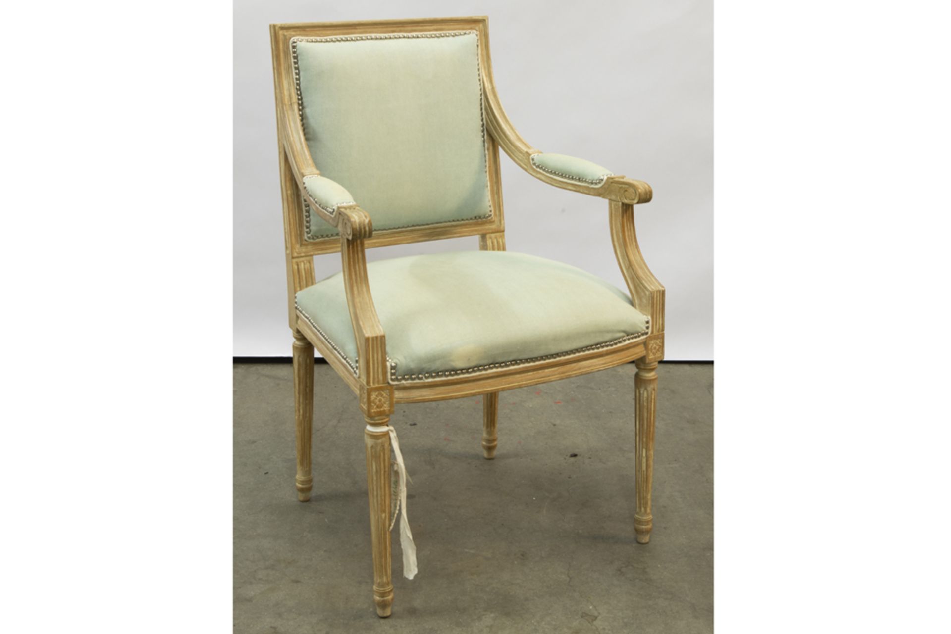 Louis XVI style armchair in cerused wood || Armstoel in Lodewijk XVI-stijl in geceruseerd hout