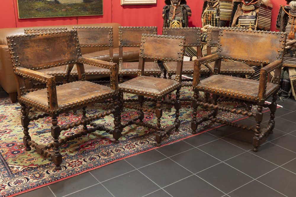 8pc 'antique' set in oak and leather : six chairs and a pair of armchairs || Achtdelige 'antieke'