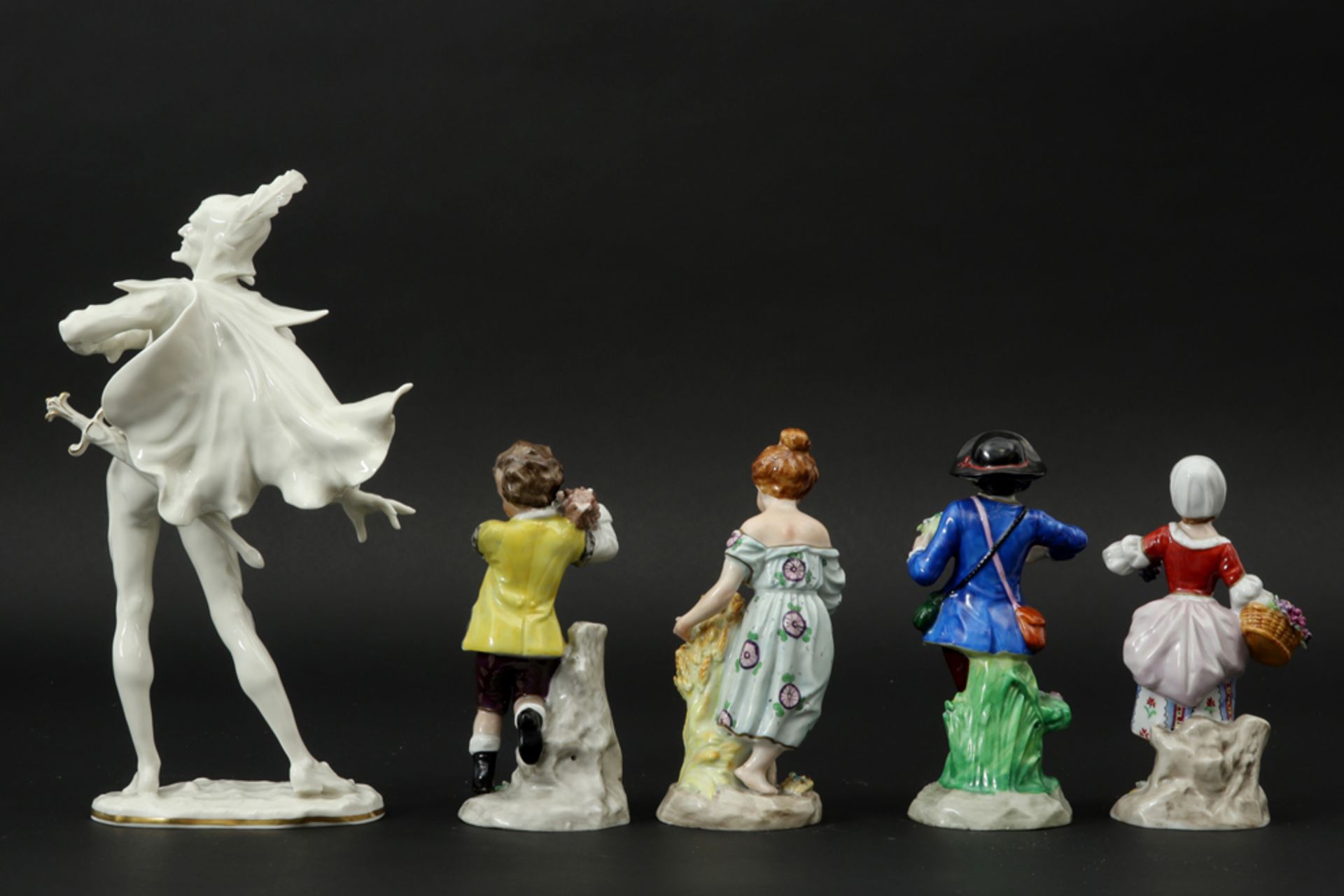 five figures in porcelain || Lot bibelots (5) in porselein met figuren - Image 2 of 3