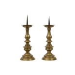 pair of nice, quite big 17th Cent. candlesticks in brass || Paar mooie, vrij grote zeventiende