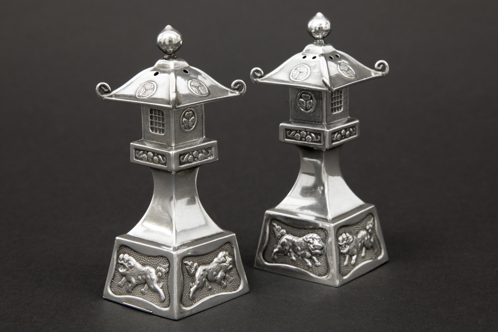 pair of maybe Chinese pagode-shaped salts in marked sterling silver || Paar Chinese (?)