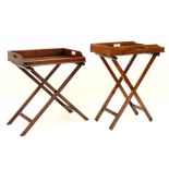 two antique mahogany butler trays on stand || Lot van twee antieke Engelse butler trays op hun