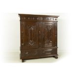 18th Cent. German oak armoire || Achttiende eeuwse Duitse tweedeurskast in eik met twee deuren en