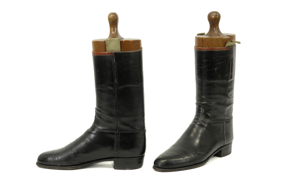 two pairs of leather boots, one pair with wooden last || Twee paar lederen rijglaarzen, één paar met - Image 3 of 5