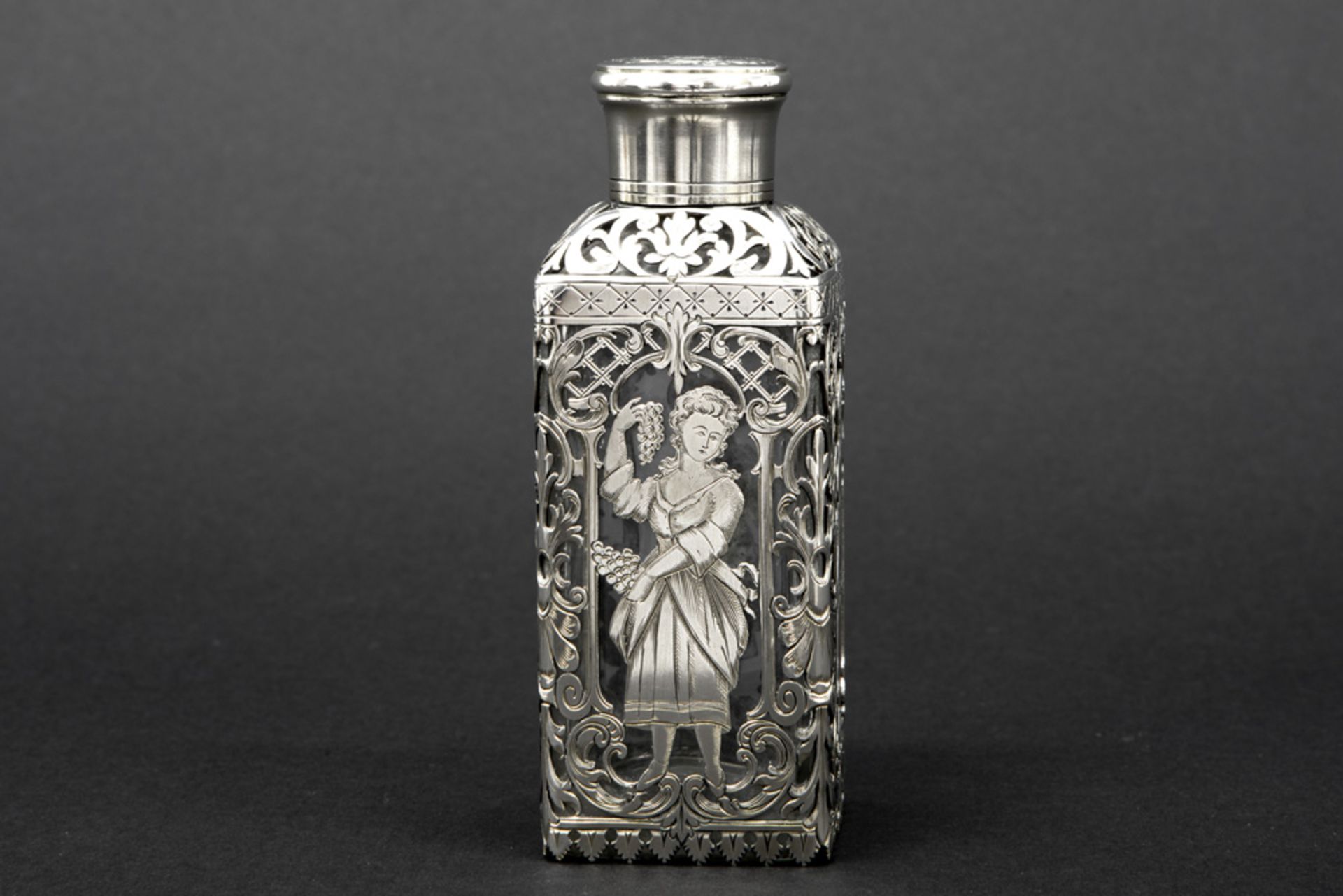 antique perfume bottle in clear glass and marked silver || Antieke flacon in kleurloos kristalglas