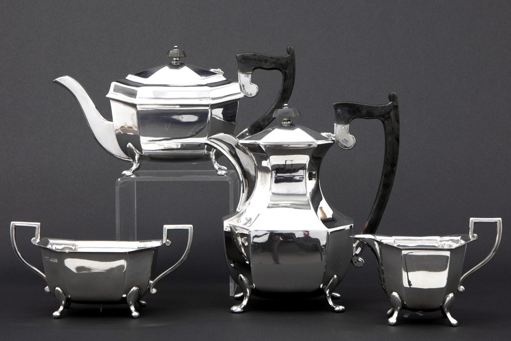 English Art Deco coffee- and teaset (4 pcs) in marked and Viner's Ltd signed silver || VINER'S LTD