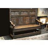 17th/18th Cent. English oak bench with sculpted panels || Zeventiende/achttiende eeuwse Engelse bank