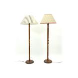 two English standing lamps in mahogany || Lot van twee Engelse staande lampen met voet in acajou,