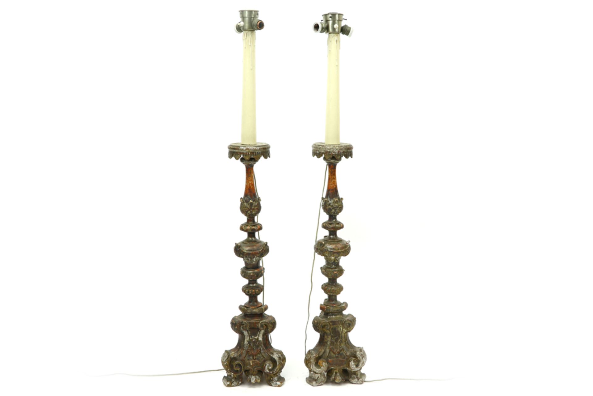 pair of antique baroque style candlesticks in sculpted and polychromed wood, made into lamps || Paar