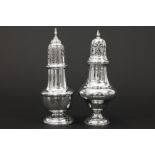 two English casters in marked and signed silver || Lot van twee strooiers in massief zilver, gemerkt